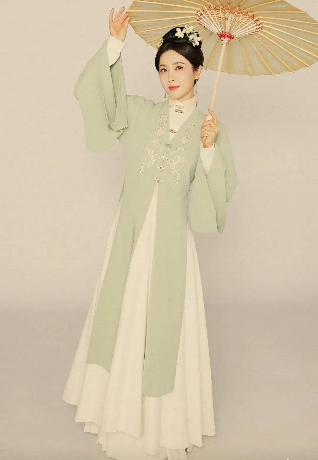 曾黎古画美人造型
不得不说，穿古装的曾黎很美
就像从画中走出来的美人
温婉优雅，