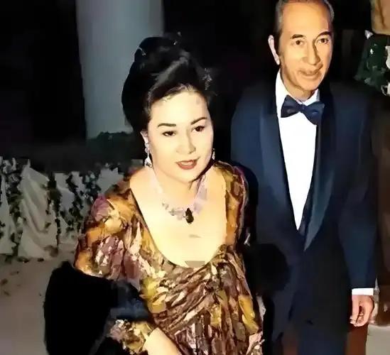 她是赌王家族的最大赢家，去世后取代长房之位，与何鸿燊合葬，5个子女豪夺千亿家产，