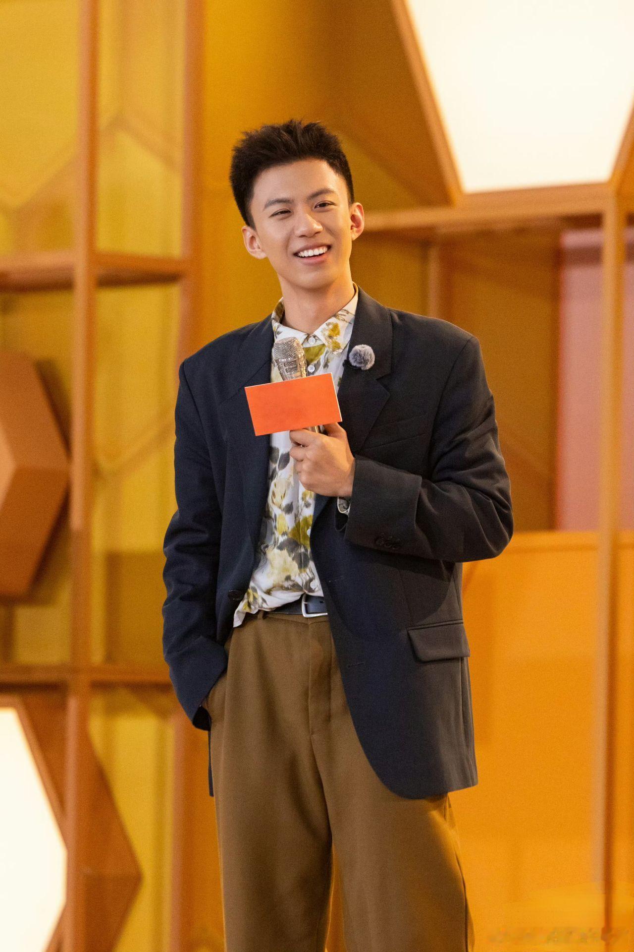 舞都跳不齐怎么不算是一种团魂周五晚高疯 看《周五晚高疯》真的全程嘴角下不来😅！