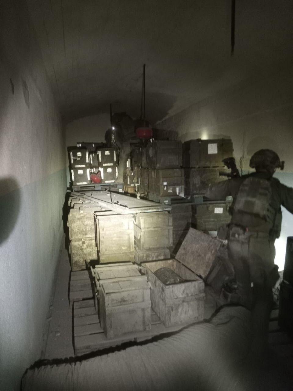 以色列方面公布了在黎巴嫩南部发现的伊朗走私品藏匿点的照片，这些走私品原本是运往真