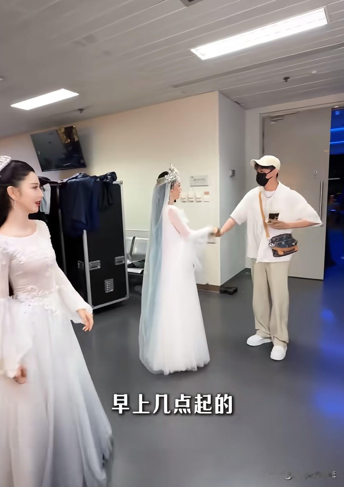 董璇当着佟丽娅的面跟张维伊撒娇[吐血][吐血]
张维伊怎么有种避嫌的感觉？[黑线