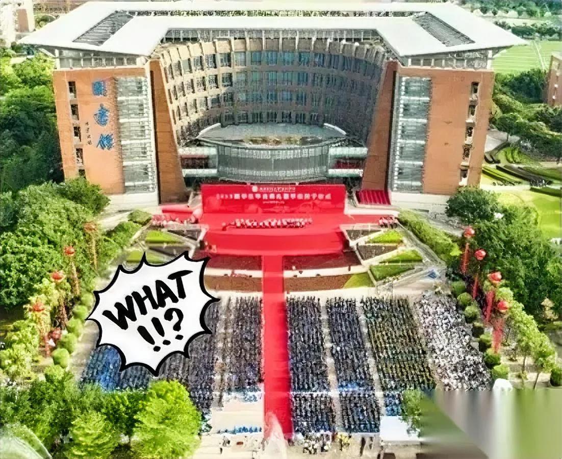 武大132岁，被骂上热搜。

生日蛋糕没端稳？

其实争议不在蜡烛，而在“老”字