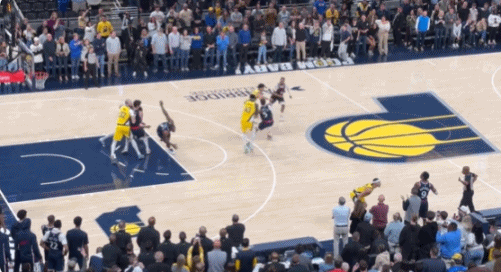 0.4秒能发生什么？快船114:113险胜步行者。比赛结束前0.4秒发生了不可思