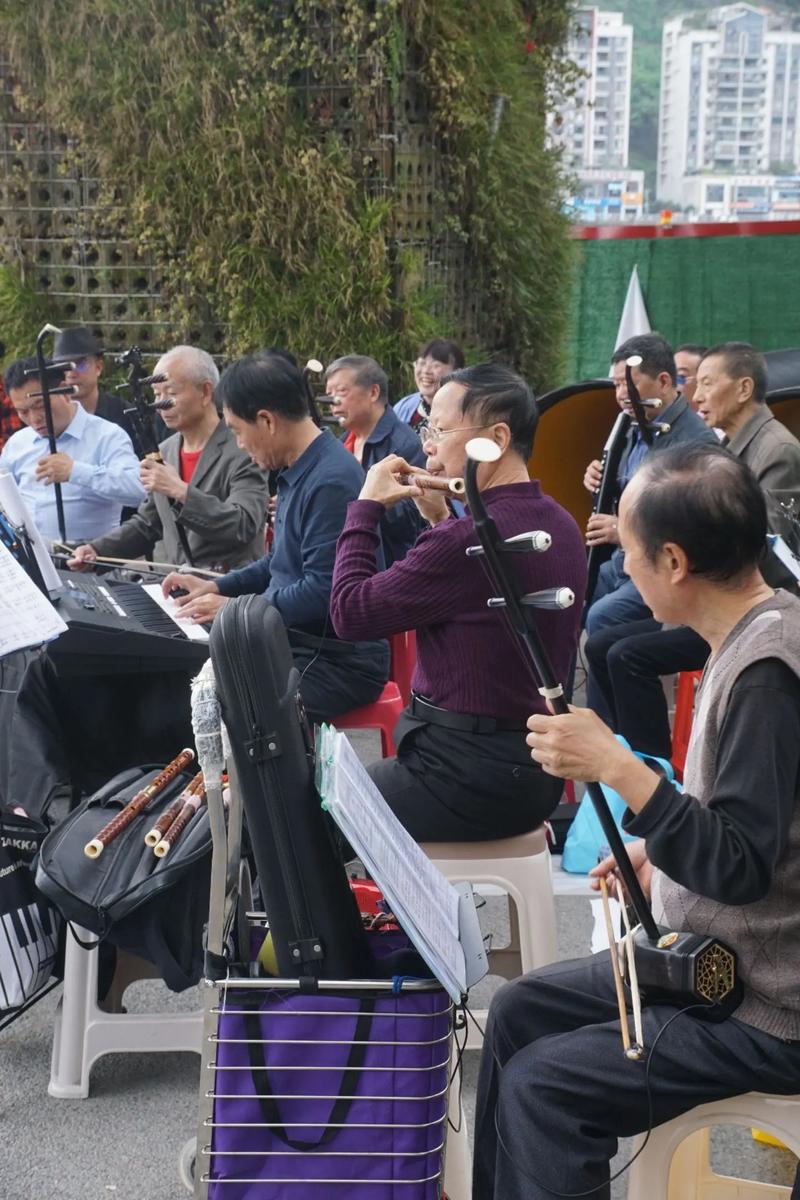 上联：琴棋书画门门晓，如何对下联吹拉弹唱样样通