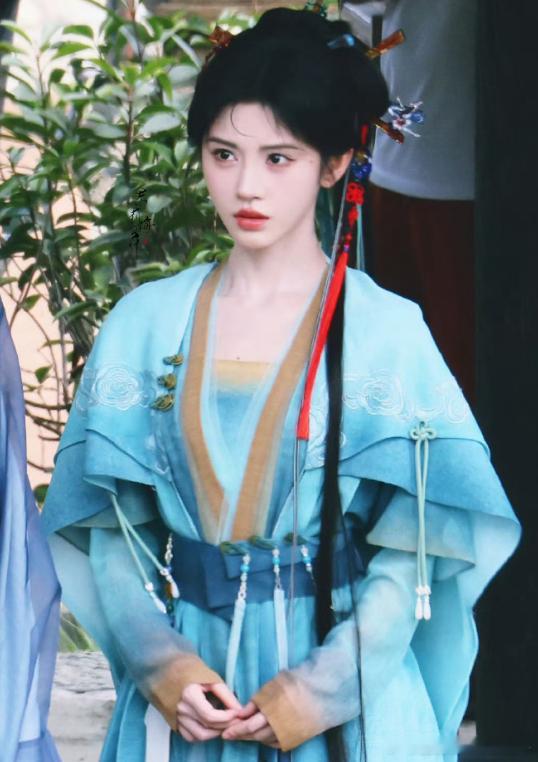鞠婧祎下山吃顿好的鞠婧祎下山了 结束紧张拍摄的鞠婧祎选择用一顿烤肉犒劳自己，被粉