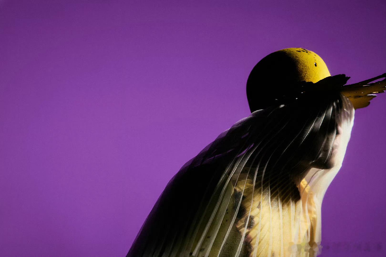 王源澳门收官巡演定妆照  客厅狂欢中国澳门收官场以全新造型亮相，四套造型充满小巧