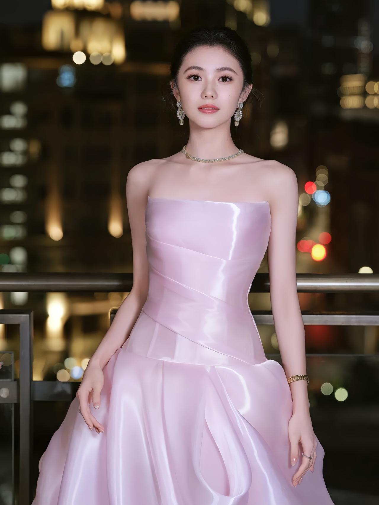 刘浩存美了美了！[比心][比心][比心]
刘浩存气质美女！[赞][赞][赞]
刘