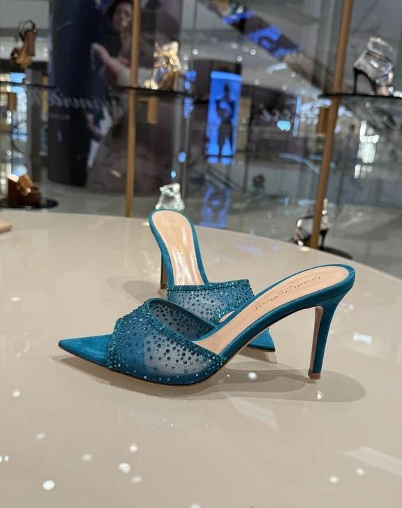 孔雀🦚蓝的水晶凉拖～绝！
GianvitoRossi 美鞋分享 超舒适的高跟鞋