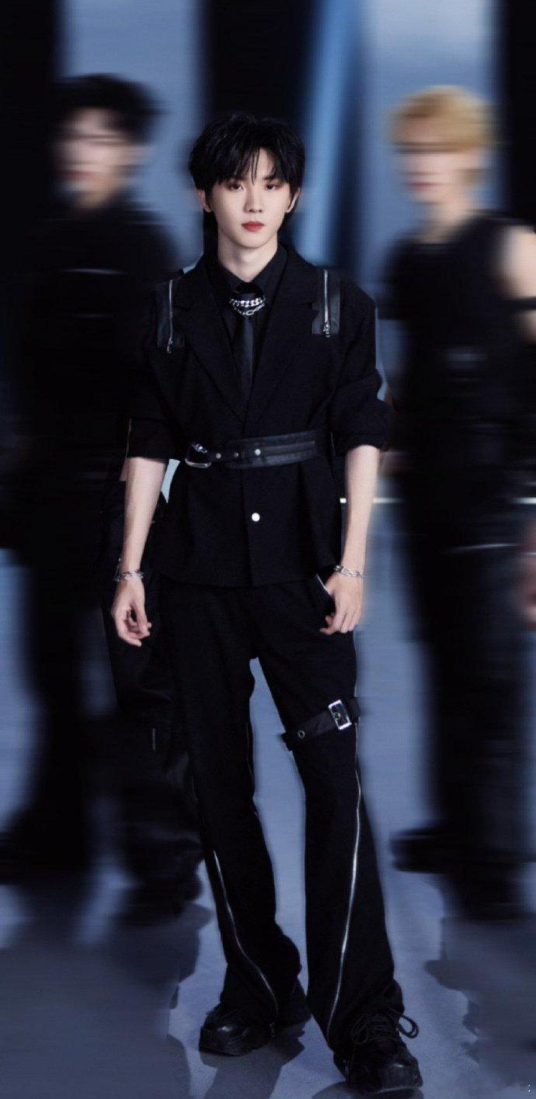 日常私服或舞台造型都藏不住细腰优势，简单穿搭也能凸显优越比例，清冷气质搭配紧致腰