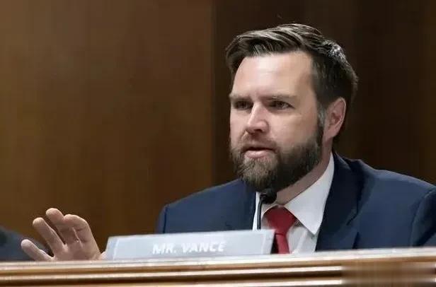 非常荒唐！美国议员怒斥泽连斯基到访！
针对美国国会参议院否决拜登政府提出的继续援
