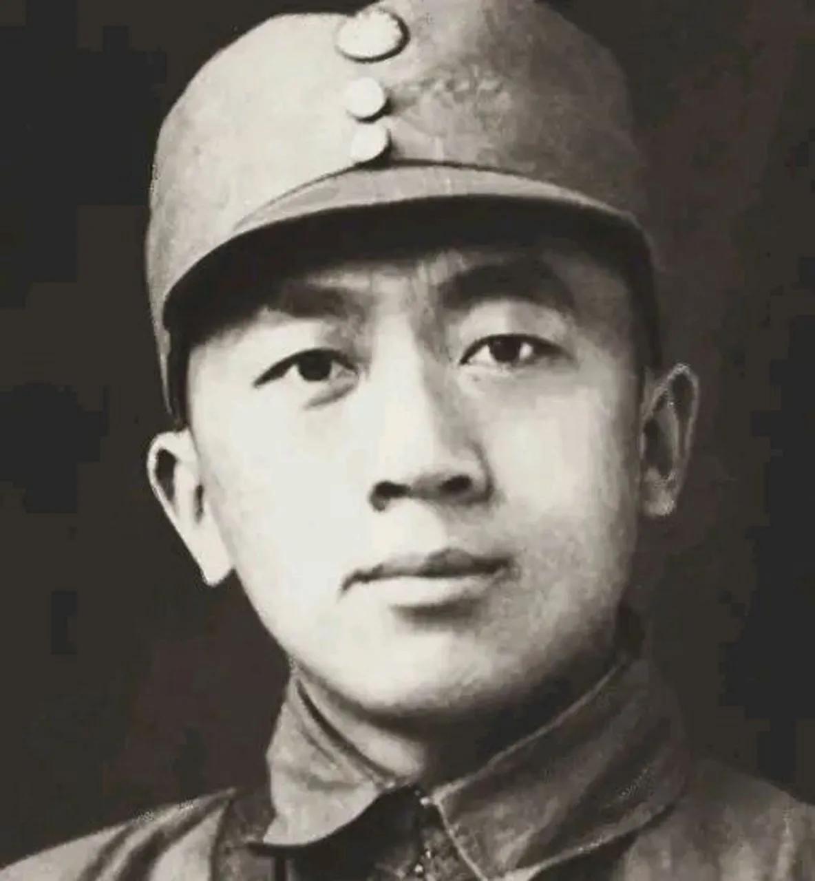 1942年，一日伪军派人给粟裕送来一包香烟，粟裕打开香烟后大惊失色。随后，粟裕紧