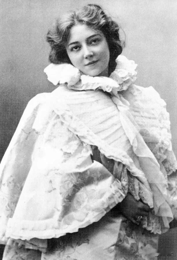 用牛奶沐浴出来的美人！

这是1902年的安娜赫尔德，那年她30岁，那正是她的黄