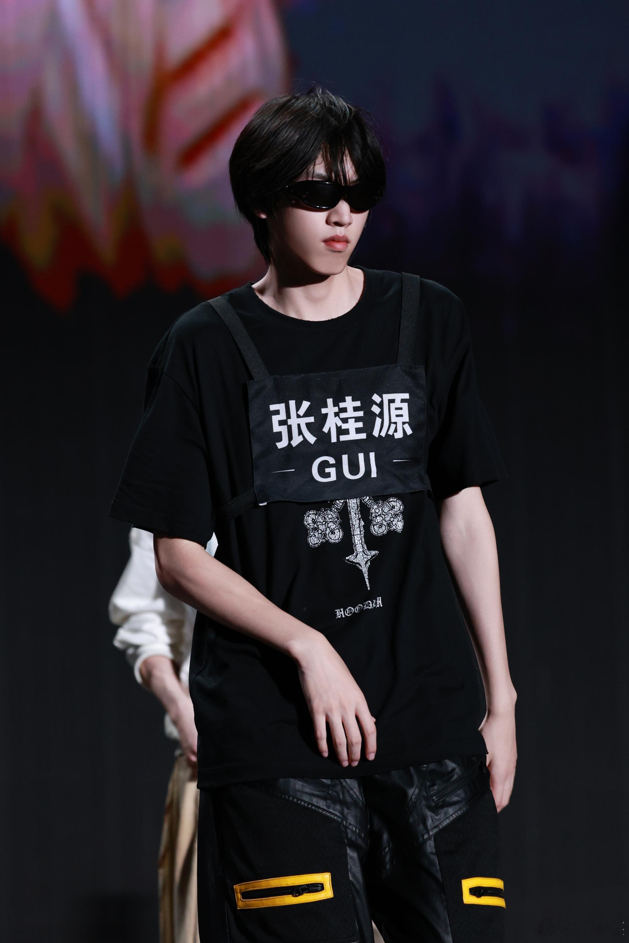 被张桂源man到了 张桂源青岛演唱会彩排照戴墨镜彩排🕶️好帅好man！气场好强