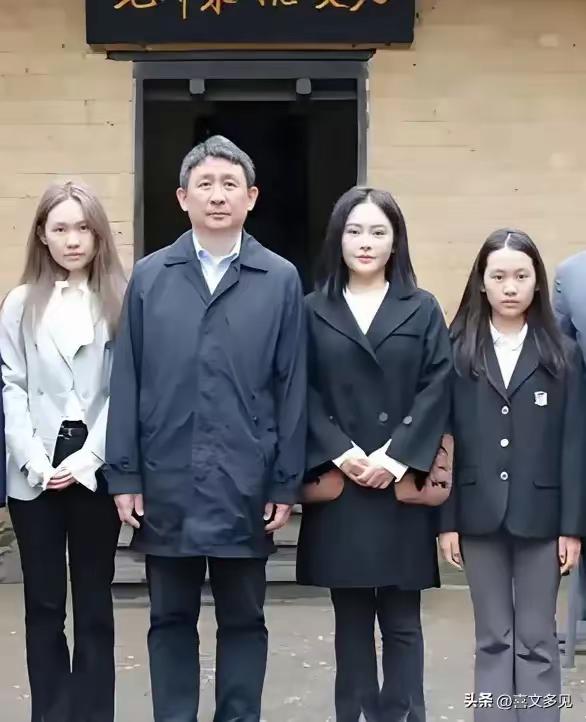 王效芝一家四口在毛主席故居前，大女儿王瑞雪头发发黄。
王效芝是李讷唯一的孩子，他