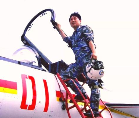 1998年成都机场，40岁试飞员雷强，戴上头盔，大步流星爬上飞机准备起飞。

侧