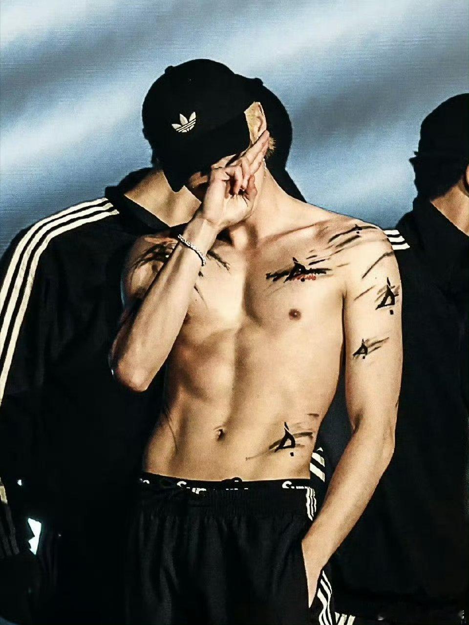 王鹤棣演唱会脱衣服王鹤棣的身材很曼妙！！！好身材就是要大脱特脱！！！ 王鹤棣