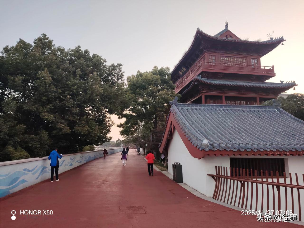 和孙颖莎搭在一起浔阳楼下晨练打卡分享运动快乐孙颖莎 孙颖莎笑容 球星孙颖莎 孙颖