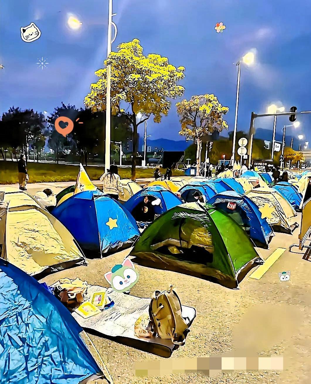 国庆双节期间，
帐篷取代了酒店🏨，
百姓囊中羞涩，自然节俭成风，

帐篷加上暖