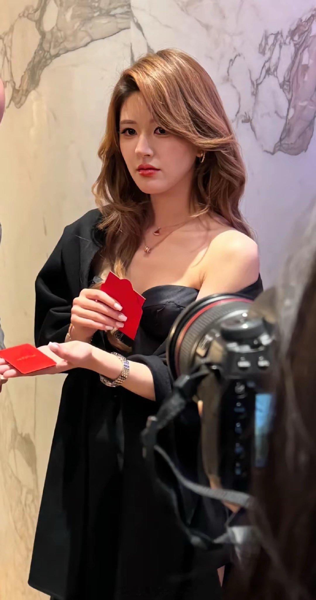 不怪那么多人想娶她，真人确实美若天仙。 
