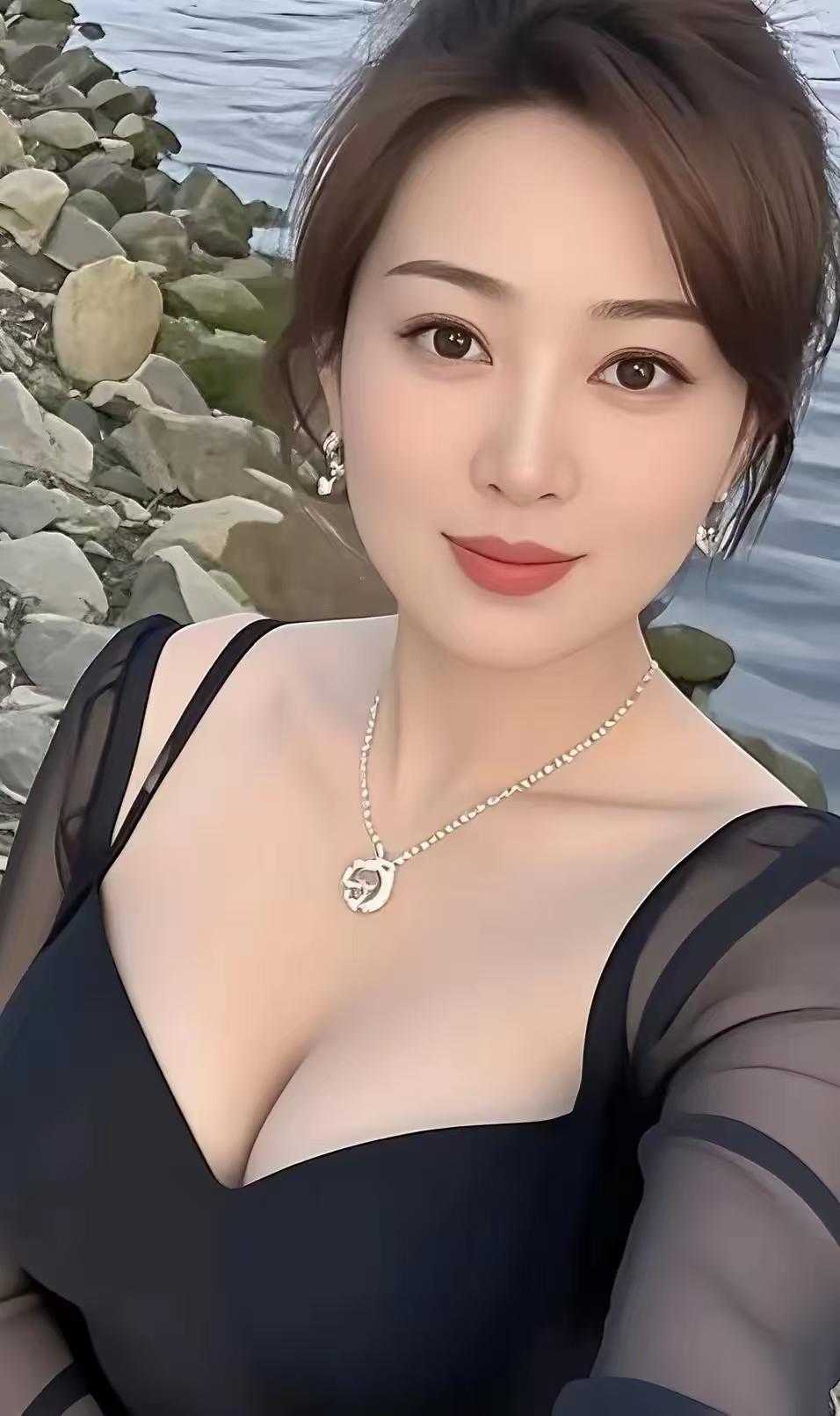 鹧鸪天：梦回-春玲

青云/赋
风拂青丝绕玉肩，湖畔缓步对遥天；
潮声漫伴倾心语