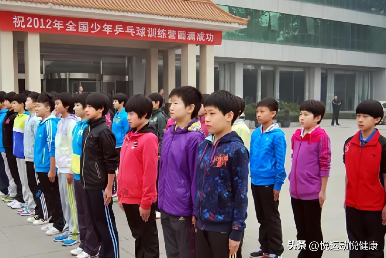 这张老照片定格在2012年的全国少儿乒乓球训练营，一群小小的身影昂首挺胸，眼里满