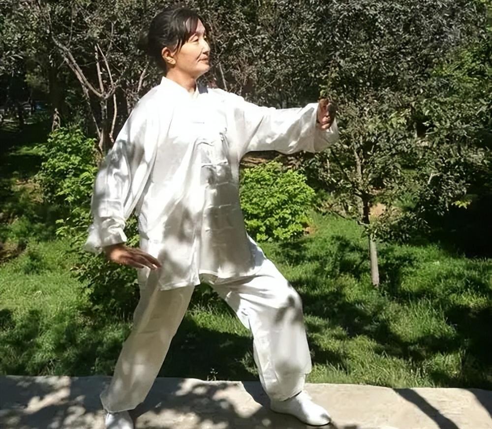 太极拳“以腰带手”vs“以手领腰”：别再搞混了！



你有没有在太极圈里转得晕