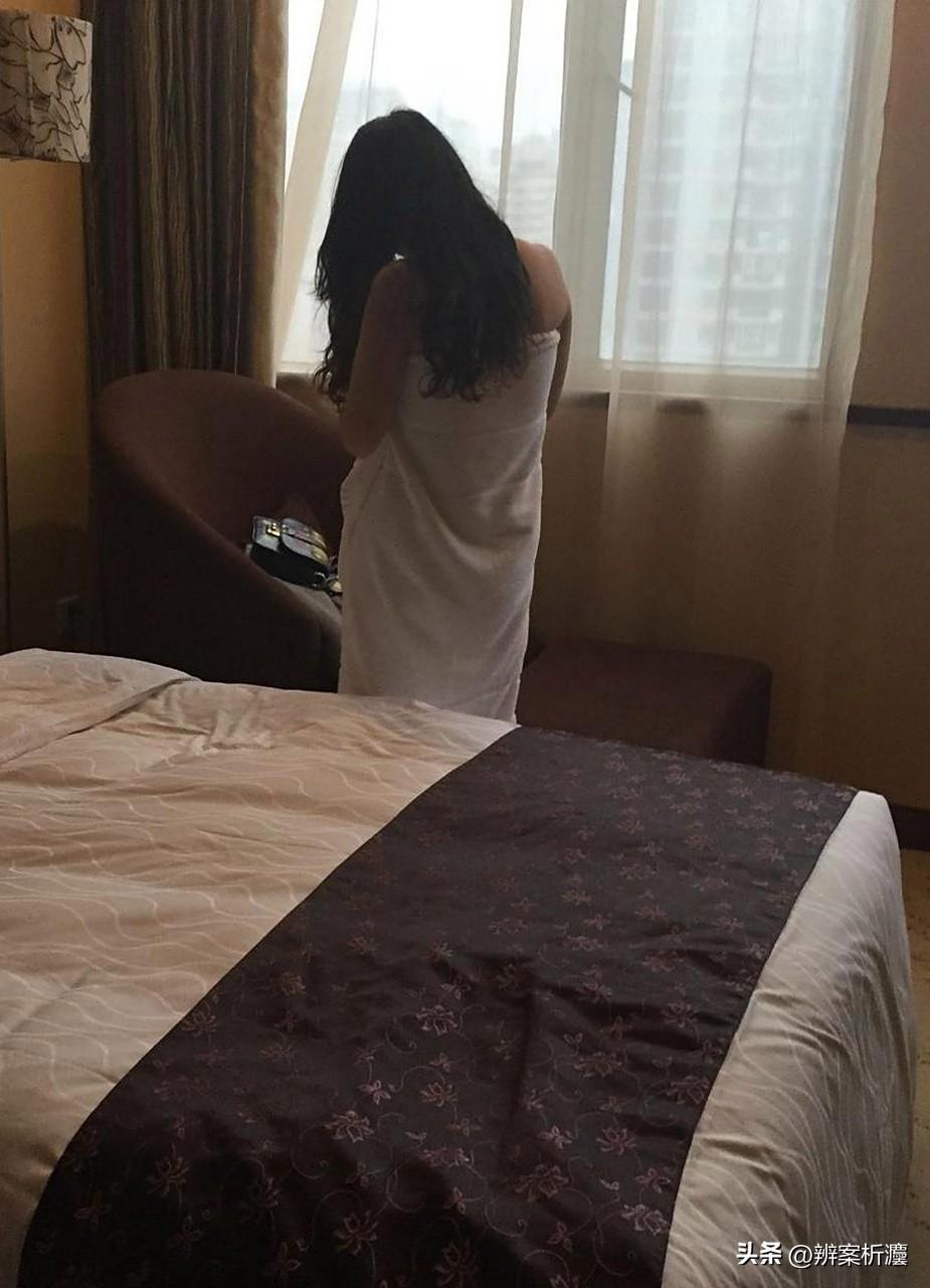 福建福州，女子在民宿洗完澡，正一丝不挂的擦身体时，房门突然被女工作人员推开，她因