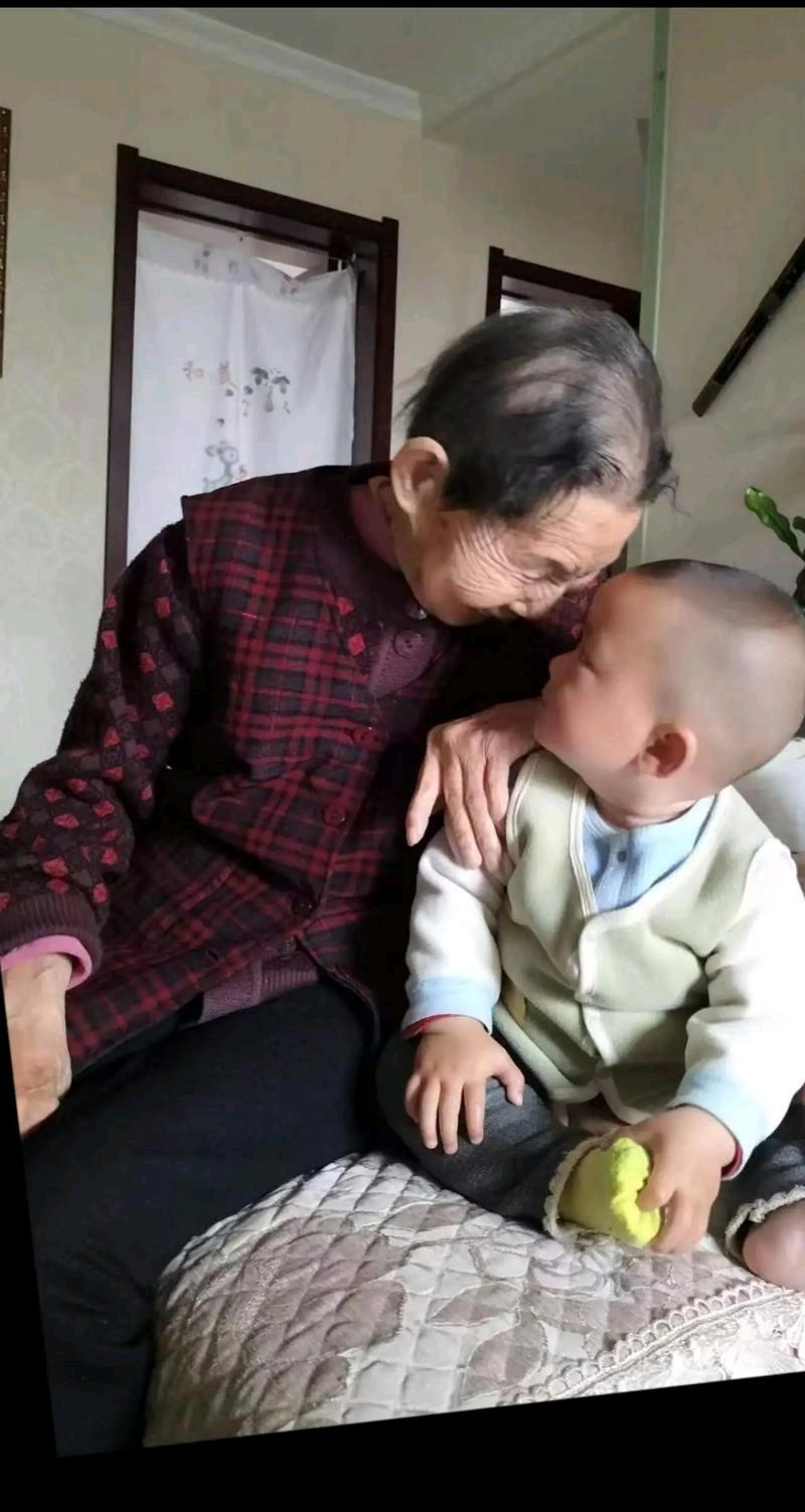 人大都是这样，没君子想君子，有君子嫌君子。
同理，作为儿媳妇，不需要婆婆帮忙时，