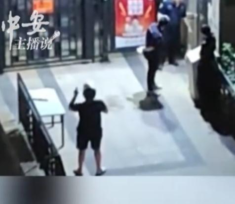 活不起了！深圳，一骑手连续两晚在小区门外大声控诉，原因是他送了一单96元的外卖，