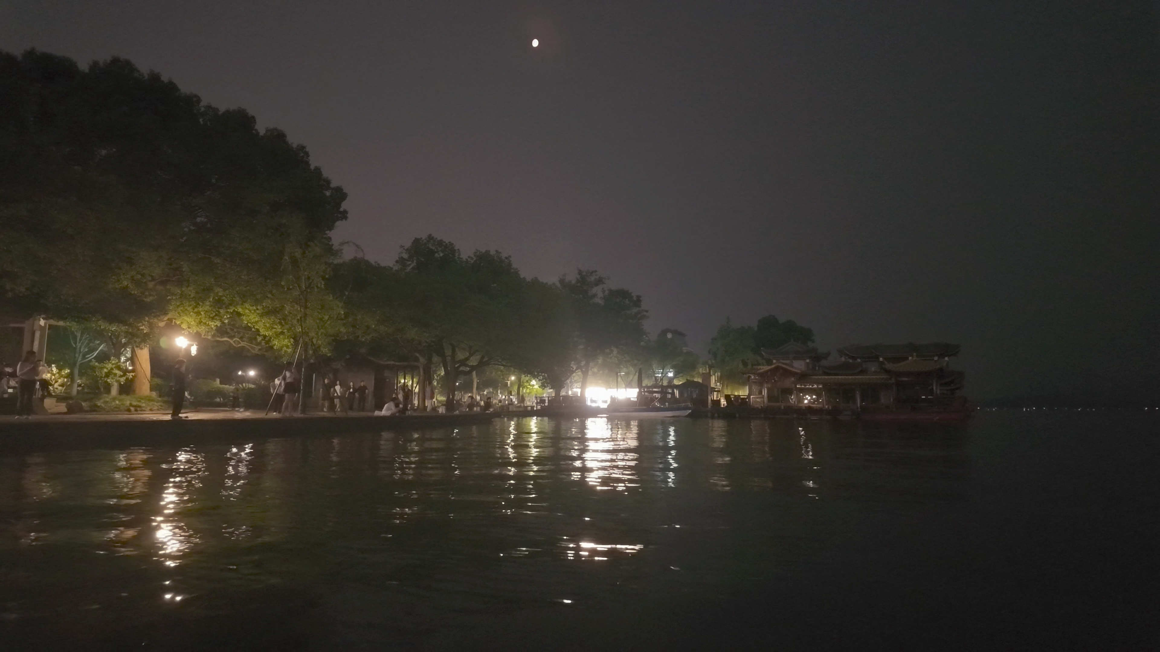 西湖真美啊。以前有一个学生说她妈妈年轻的时候掉到过西湖里去，我还在想是怎么掉进去