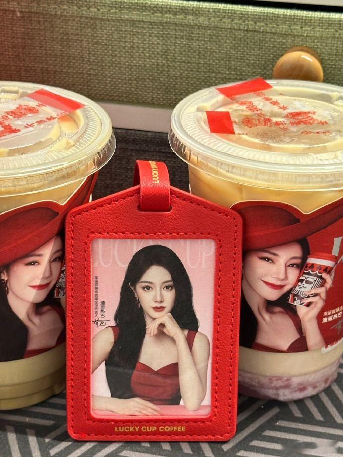 梁朝伟迪丽热巴好像在拍电影梁朝伟迪丽热巴幸运咖品牌代言人幸运咖这波直接杀疯了😭