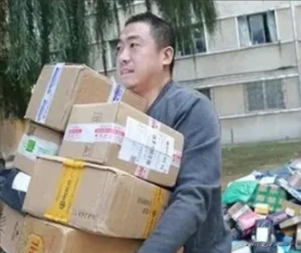 2016年，送了6年快递的博士谭超，拉着考博失败的女友一起送快递。谁料，他的大学