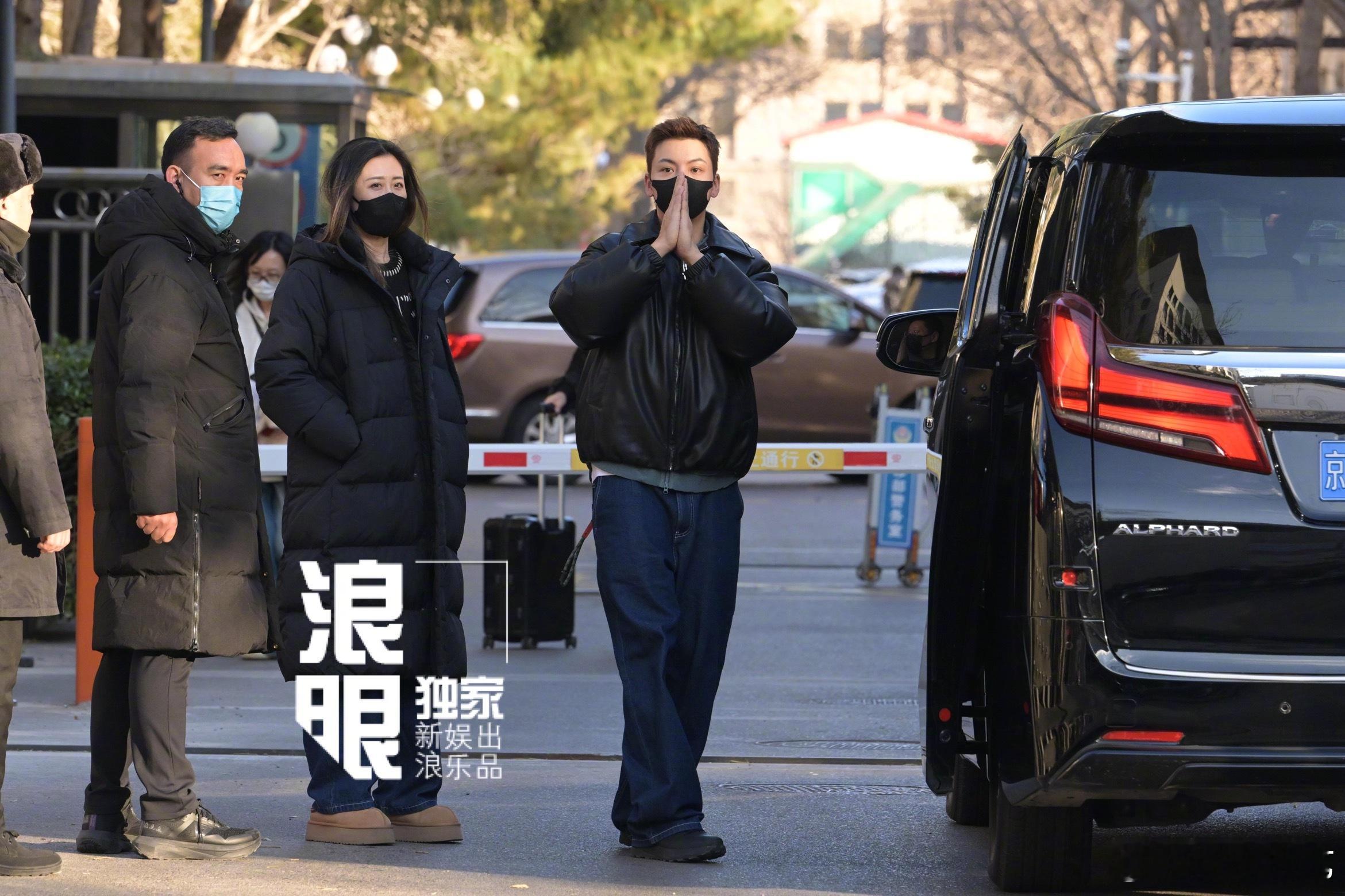 陈伟霆央视春晚联排下班  陈伟霆央视春晚联排下班图直出！辛苦啦～挥手和大家告别[