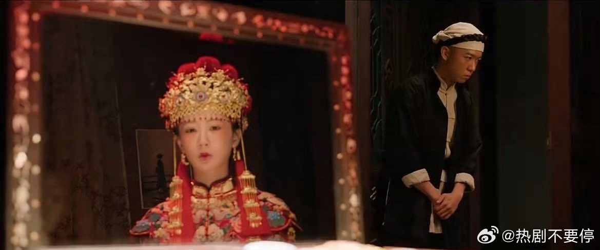 被杨紫新剧大婚造型惊到了，是还原了当时时代的妆容吗？杨紫左手牵娃右手抱娃