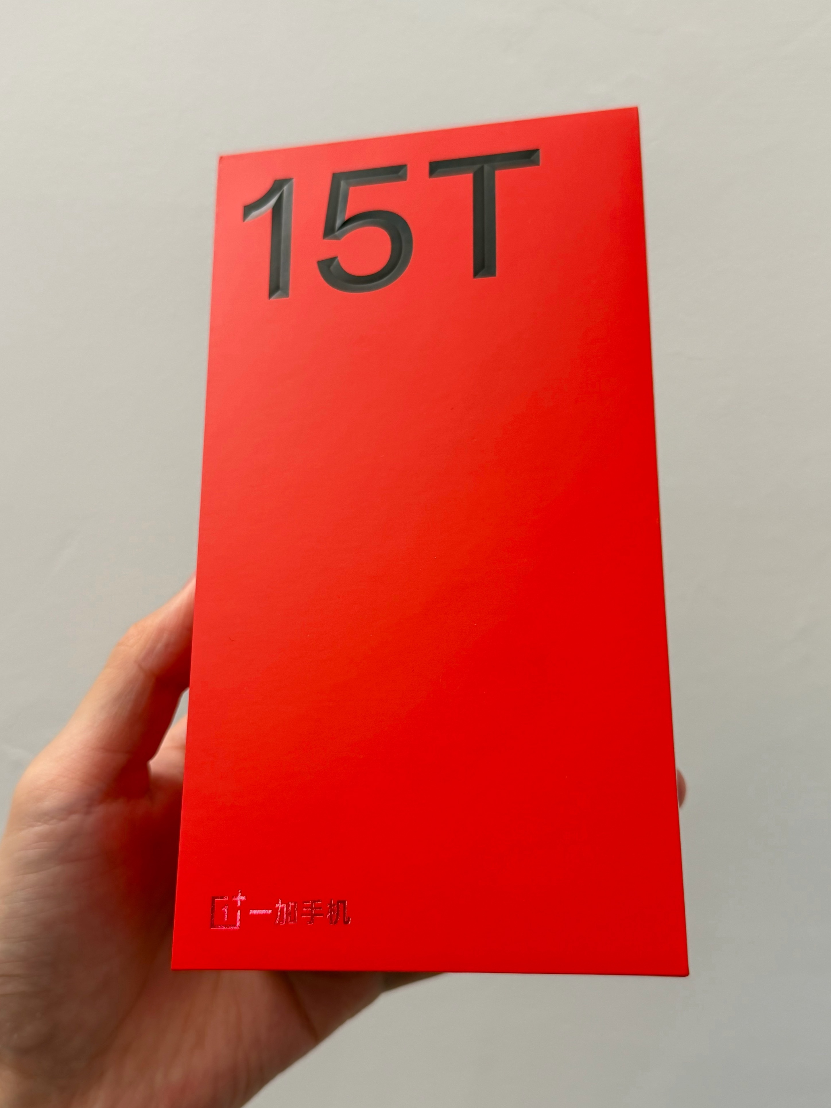 刚下楼拿快递，在草丛里捡到一台手机