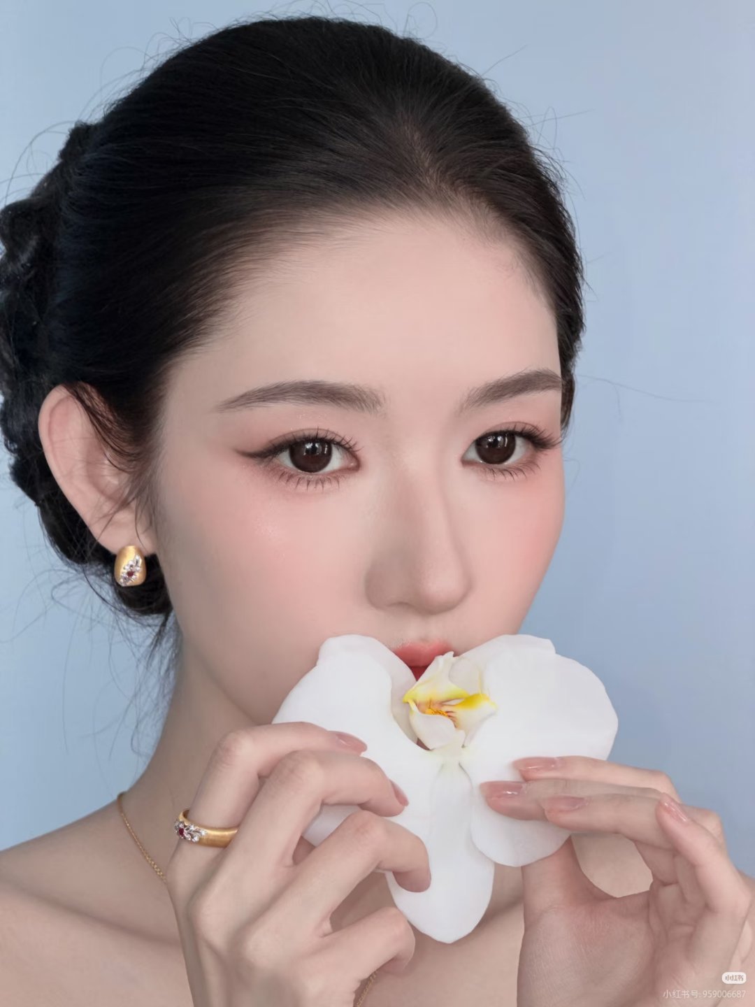王玉雯终于品上手磨咖啡了 王玉雯手磨咖啡细节拉满，制作流程一气呵成，果然认真搞爱