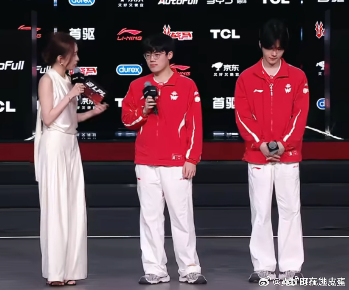 WE季后赛更进一步，Erha受访时回忆："想一波没一波掉，又掉了大龙的时候比较紧