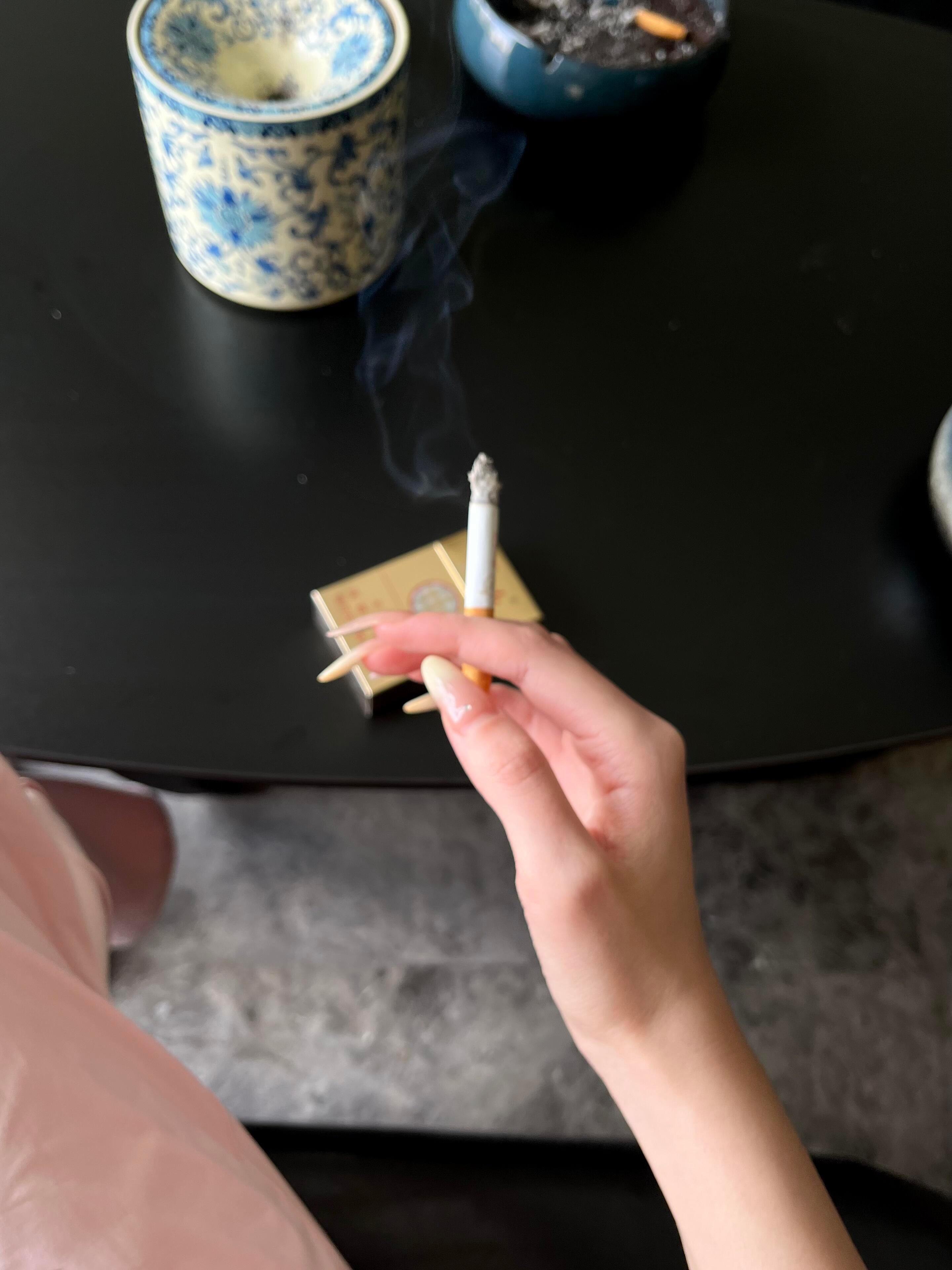 蚊子吸血的时候不出声,吸不到了才嗡嗡乱叫,人也是一样,占你便宜的时候闷不吭声,占