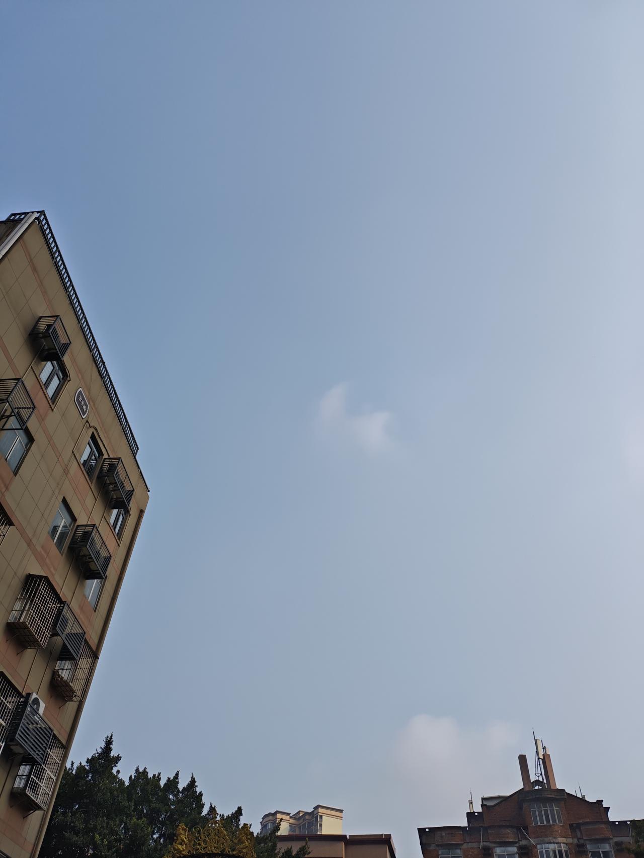 随手拍一张天空照深圳多日阴天了，昨天终于有太阳了这淡淡的蓝天真美！