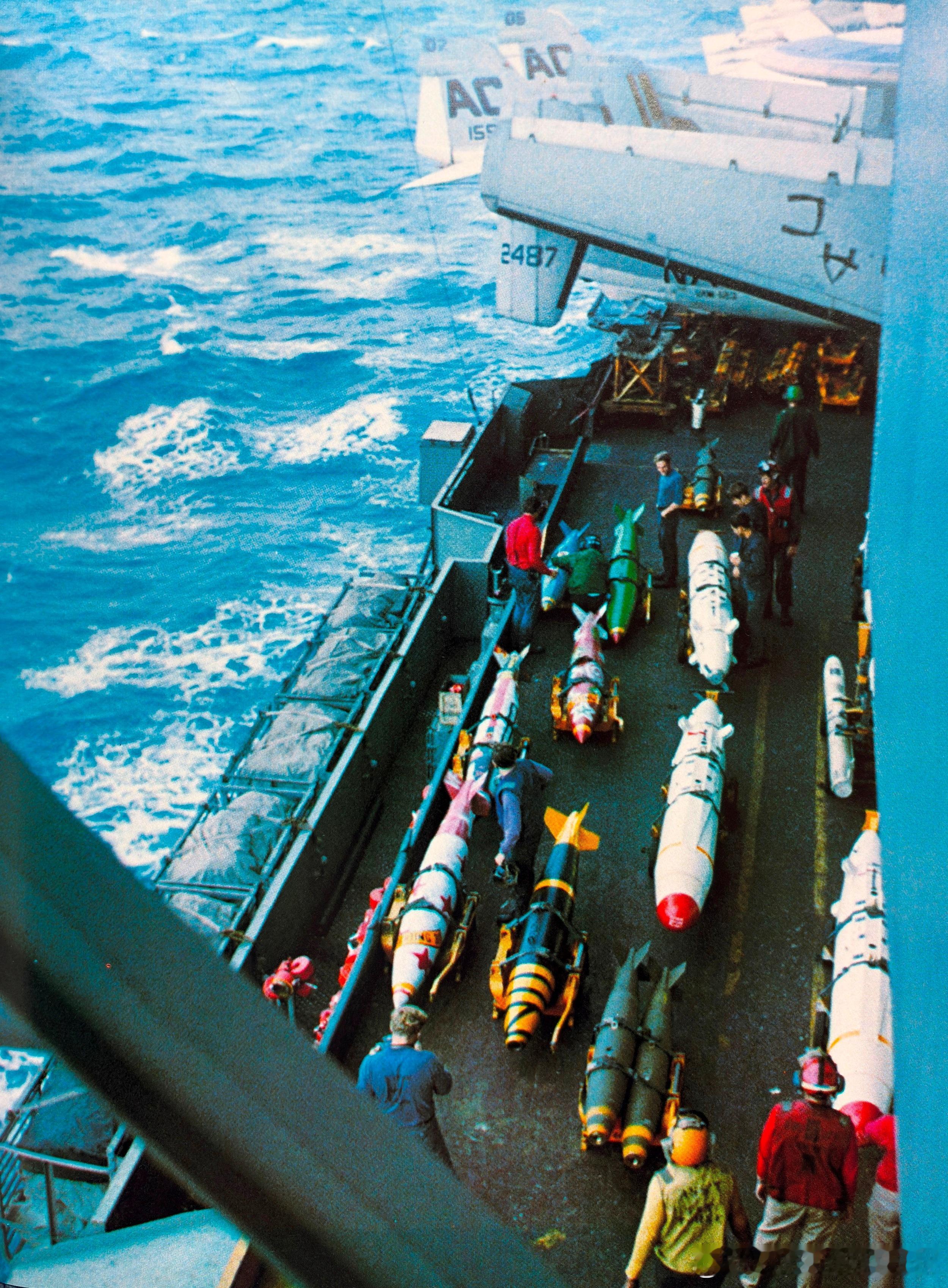 1973年1月美国海军萨拉托加号航空母舰在越南东京湾最后一天，甲板上堆着油漆过的