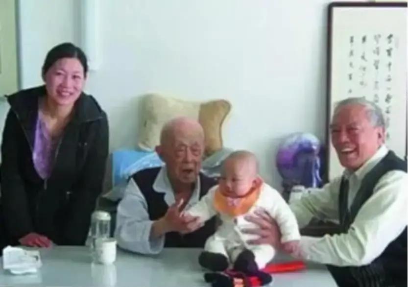 70岁与原配离婚，娶了自家30岁保姆，婚后生下一子，老父亲乐开花。
 
在北京的