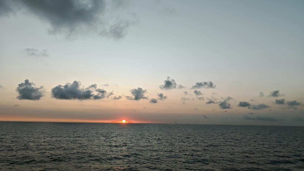 分享一张相册里随手拍的天空航行在平潭海上，遇见台湾海峡第一缕阳光日出！！！