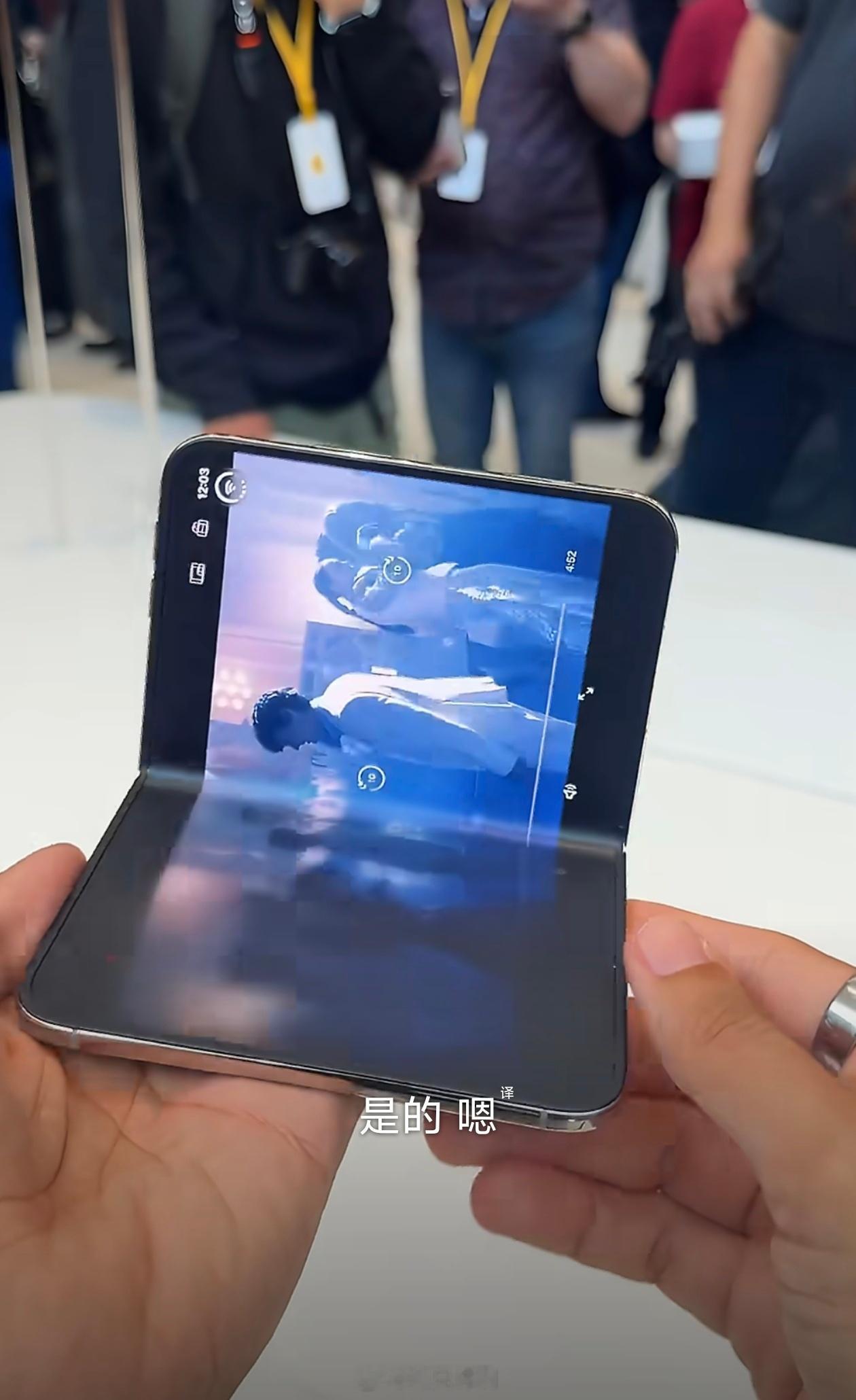 iPhoneDuo 折痕磨砂屏幕，折痕看不到，只能说不太明显，苹果的质感和做工依