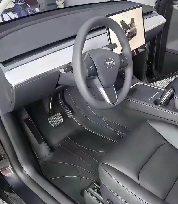 这车要是比亚迪，估计第二天就得倒闭破产了。这车要是国产，第二天就喷成一坨了。
但