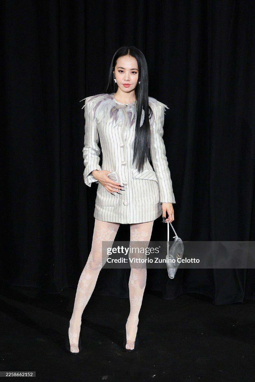 差点以为蔡依林没穿鞋 蔡依林巴黎时装周亮相鲨疯了！G 社生图状态好到爆，结果黑色