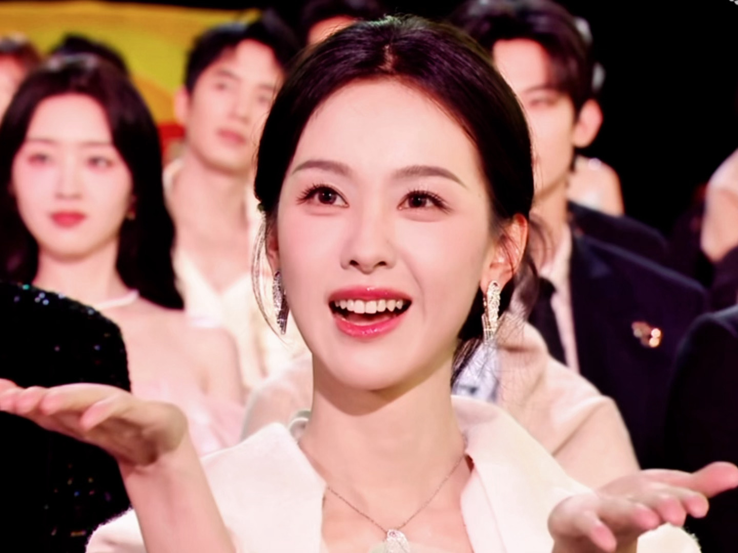 给妈咪飞吻的都灵🥺陈都灵给温峥嵘飞吻星光大赏内场