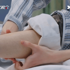 黄朔把独脚戏进行到底无限超越班 摔了都不出戏，爬起来接着演。黄朔这信念感，很多前