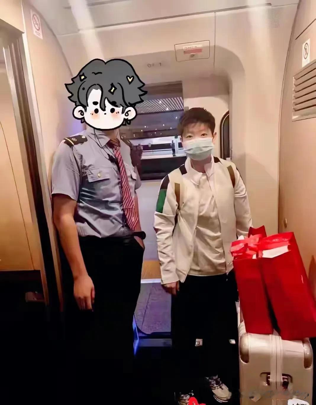 9月17日迷糊莎坐高铁回河北了
莎莎结束了北京的工作
又剪了个帅气的头发坐高铁回