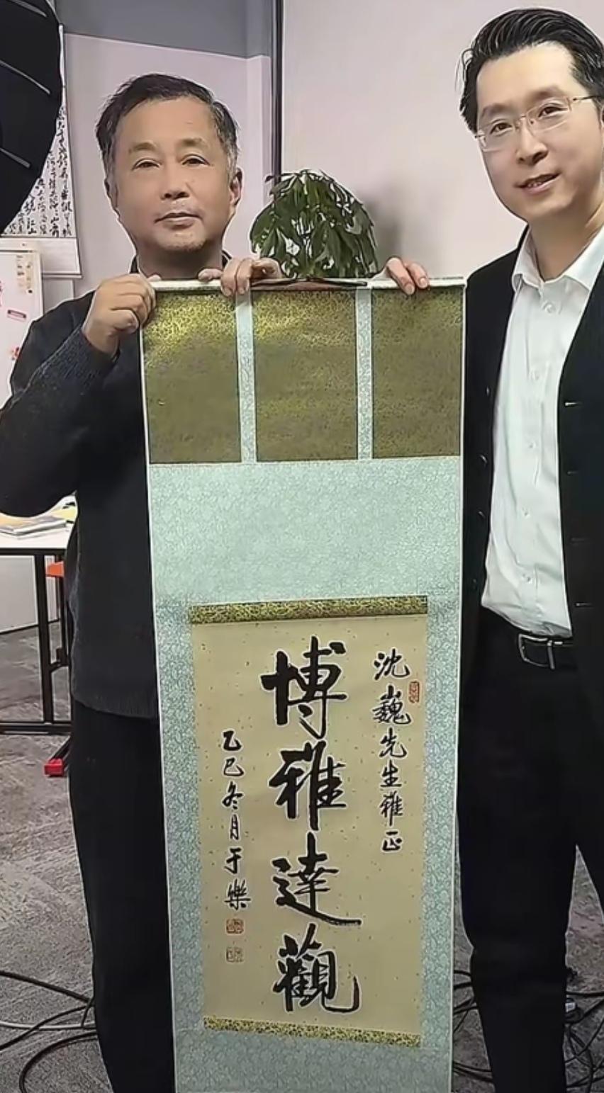 沈巍这么好，为什么不被官方歌颂呢？
首先，他的精神病帽子和单位有很大的关系，而他
