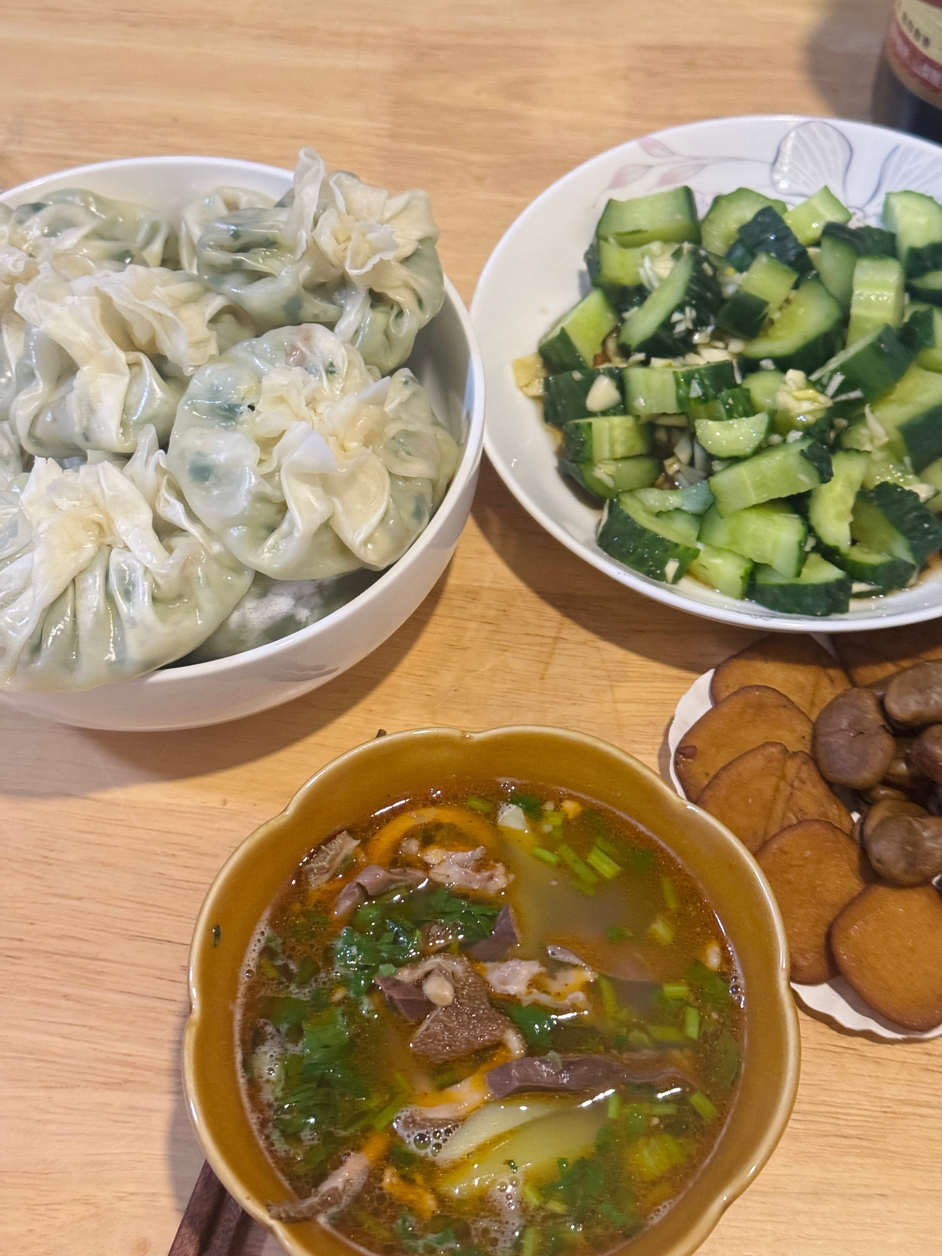 昨天下午武汉回杭州，没抢到直达的票，于是换了一次车和四次座位才在昨晚十点出差结束